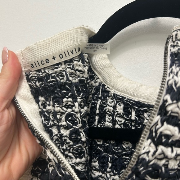 ALICE + OLIVIA " Reva Textured Stitch Shell" small - Picture 4 of 7